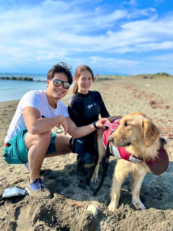 Hironobu with girlfriend and dog on the beach.